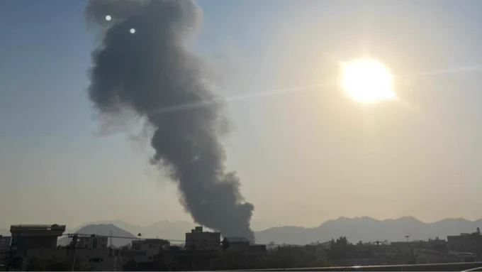 توزیع پول نقد به قربانیان حمله هوایی پاکستان در کابل