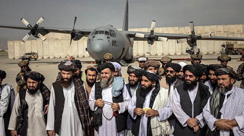 Dağlarda cihad edip şimdi İslam Emirliğini yöneten ekip ve C-130 tipli ganimet. 4 yıldır envanterimizde.