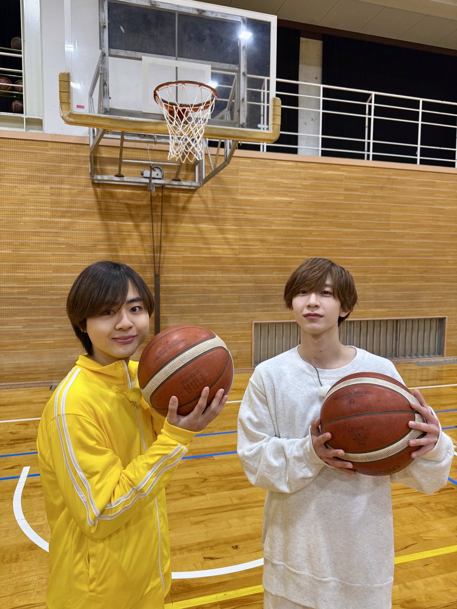 明日の朝06:00から放送『 #ドデスカ！ 』
「 #AmBitious の #学校おじゃまシャス！ 」に
#永岡蓮王 と #岡佑吏 が出演します🫳🏻🌟🏫

今週は...✏️
バスケ⛹🏻真剣勝負＆パソコン🧑🏻‍💻対決‼︎

ぜひ、ご覧ください💛🌤️🤍