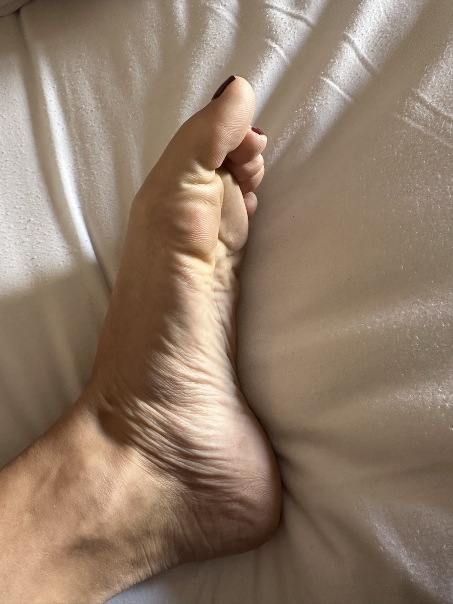 SmiOliva30's tweet photo. Guten Morgen ☀️ 
Jeden Morgen so aufwachen - mit meinem Fuß in deinem Gesicht und du zahlst! 💸💸💸 
Findom 
@cheesytoesands2 @FeetForumArea @rt_feet @feetforlosers @modelssecret_ @rtfindomger https://t.co/10Su6BMHpu