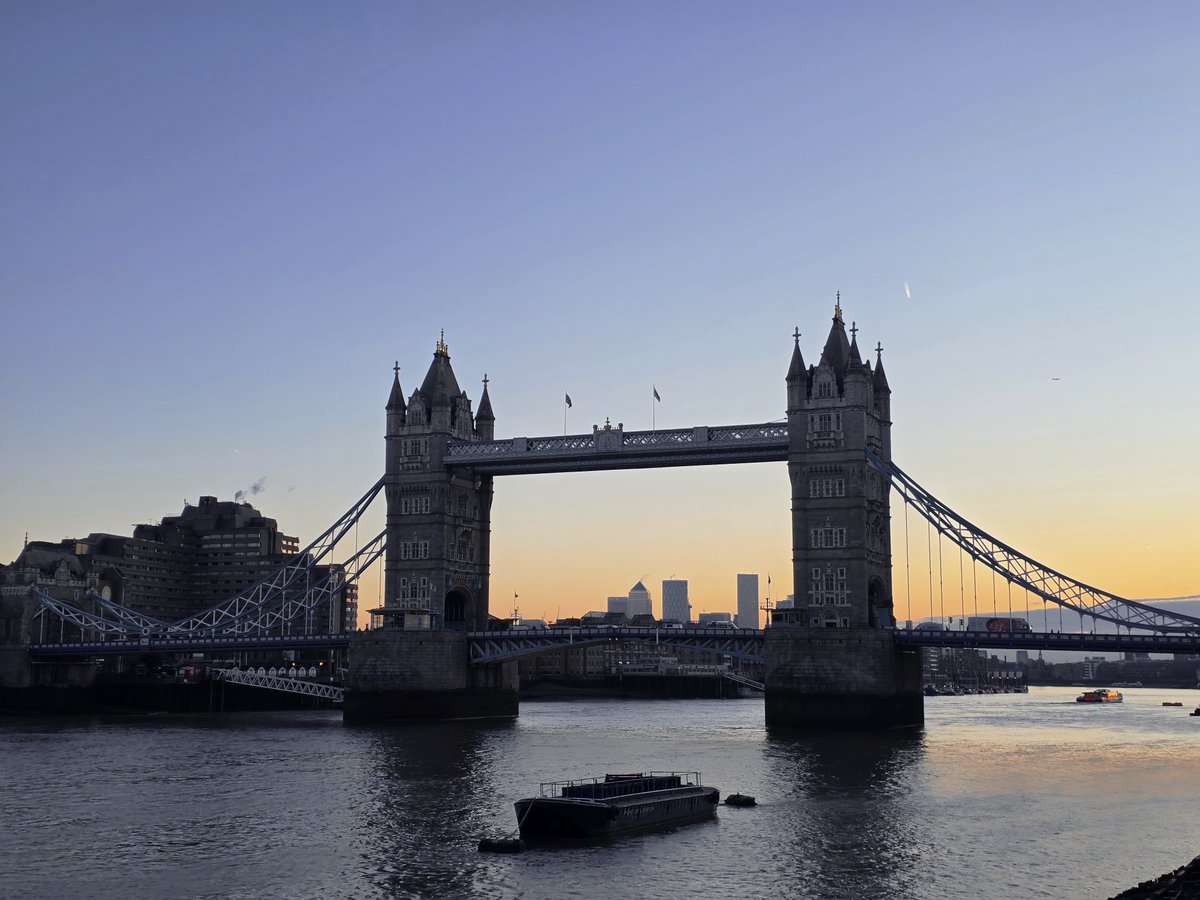 JillianLeeAdams's tweet image. New year, new sights on the way to work 

Happy 'back to reality' day!