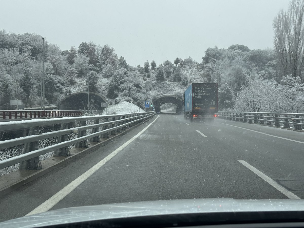 MeteoMonjo's tweet photo. Arribant a la plana de Vic des de Girona. El cotxe marcava 0,0 graus. https://t.co/vH4xiNBZoS
