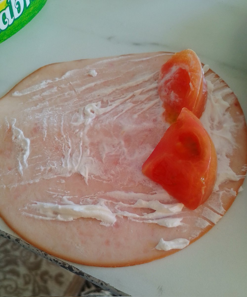 Bundan 2tane yey! Baba sen neden sık sık şeyler yiyon ya nys 2 tane de çay valla çay sevmeyen ölsün. Ben hastayım ondan okula falan da gitmedim çok mutluyum şu an