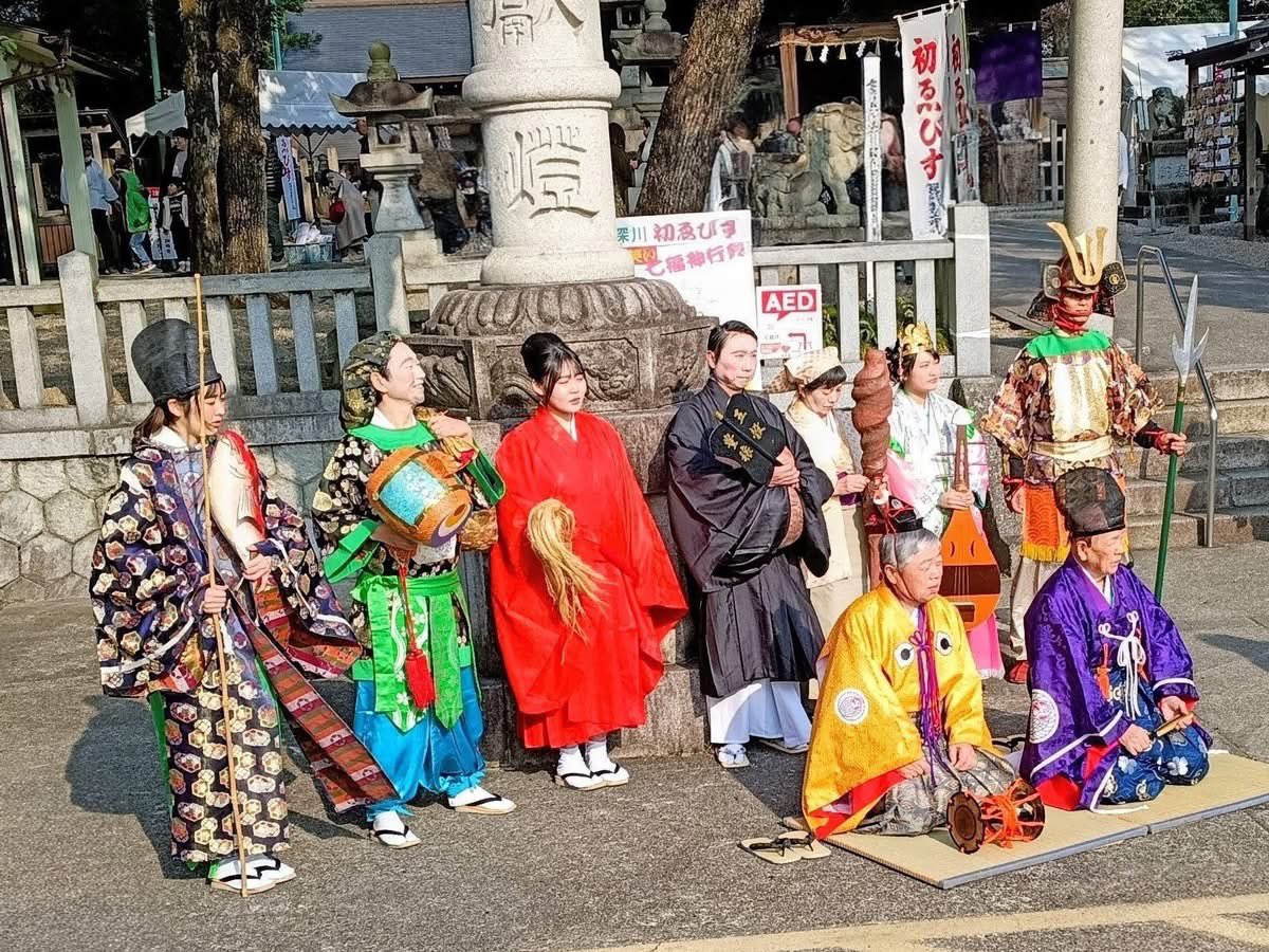 baitfiness's tweet photo. 皆さんにもめでたい三河万歳をお裾分け
現代の漫才のルーツともいわれる伝統芸能で
毎年初えびすの1月5日に瀬戸市の深川神社で行われるイベント
弊社も深川さんにて無事安全祈願も終了
明日からまた図面描きとCADアドバイザーにと頑張ります！💪
#初えびす
#三河万歳
#七福神
#瀬戸市
#深川神社 https://t.co/TvihAkGhjy