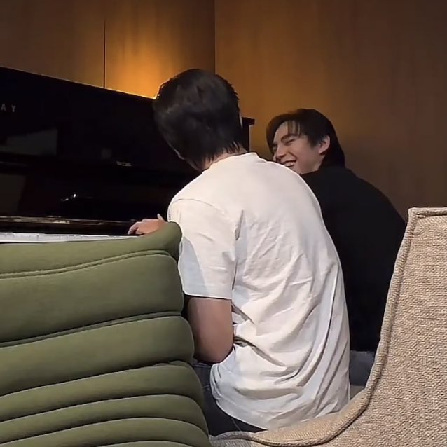 yoongisassrfine's tweet image. I love how their characters inspires their real life too cause imagine them filming this scene and then first falls in love with the idea of having a piano in his house so he and Khaotung can have this moment over and over again 😭😭😭😭

#CatForCash