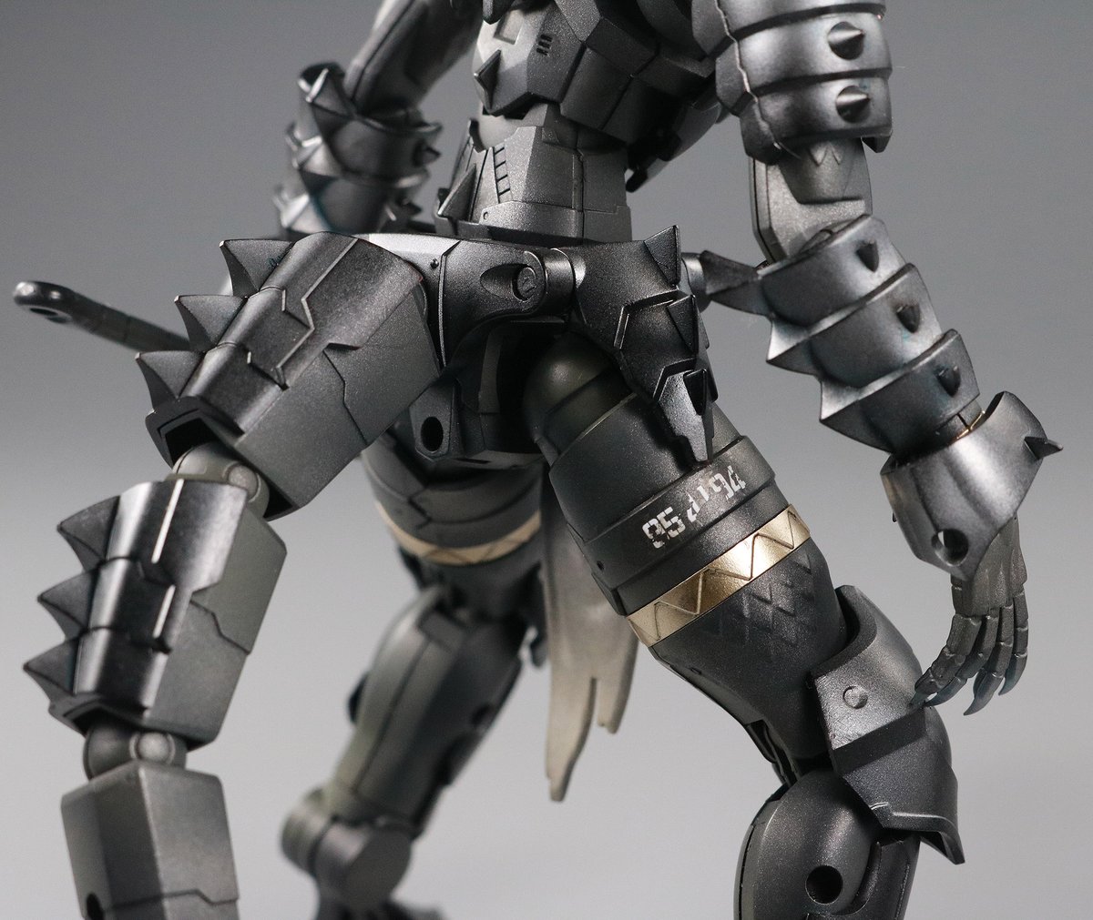 kanamebyakko's tweet photo. 初めての30MF、ドラゴニアナイト作りました。
ザコキャラかと思って買ったら、格好良いので渋めに塗ってみました。
ゲート痕処理もせず2日で完成。
チャームポイントは剥がれた太腿の型式番号です∧(川ヮO)∧ https://t.co/gTUXb2g7Xc