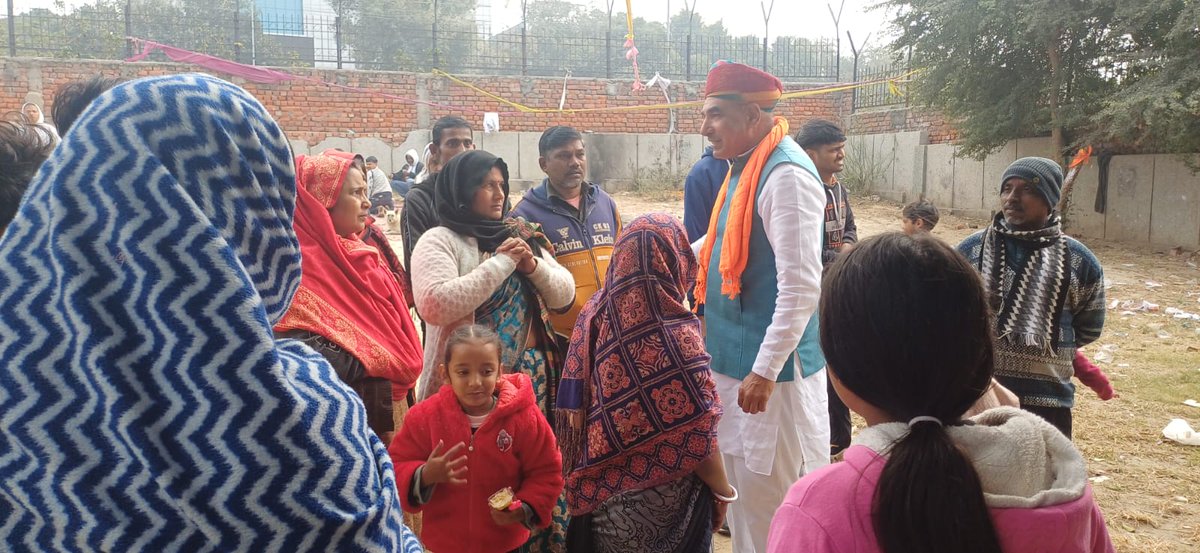 SPrakashBjpDel's tweet photo. तिमारपुर विधानसभा की जनता की सुरक्षा और सुविधा हमारी सर्वोच्च प्राथमिकता है।

कल दिनांक 04 जनवरी 2026 को तिमारपुर वार्ड में पेड़ गिरने की सूचना प्राप्त होते ही मैं तुरंत घटनास्थल पर पहुँचा। संबंधित विभाग द्वारा तत्परता दिखाते हुए पेड़ को तुरंत सड़क से हटवाया गया, जिससे यातायात और आम जनता को किसी प्रकार की असुविधा न हो। साथ ही क्षेत्र में ऐसे सभी टेढ़े, जर्जर एवं सूखे (मृत) पेड़ों को चिन्हित कर उनके विरुद्ध नियमानुसार तत्काल कार्रवाई करने के निर्देश दिए गए, ताकि भविष्य में किसी भी प्रकार की दुर्घटना से बचा जा सके।

इसके उपरांत दिल्ली जल बोर्ड द्वारा सीवर लाइन की हो रही मरम्मत कार्य एवं  अटल कैंटीन का निरीक्षण किया और वहाँ उपस्थित स्थानीय नागरिकों से भेंट कर उनकी समस्याएँ एवं सुझाव सुने। जनता के सहयोग से क्षेत्र को सुरक्षित, स्वच्छ और सुव्यवस्थित बनाना ही हमारा निरंतर प्रयास है।

#Timarpur #जनसेवा #सुरक्षा_प्राथमिकता #तत्काल_कार्रवाई #पेड़_प्रबंधन #AtalCanteen #विकास #जनसंवाद #सूर्यप्रकाशखत्री

@narendramodi @NitinNabin @PavanRanaRSS @gupta_rekha @Virend_Sachdeva @ManojTiwariMP
@drukchaudhry @BJP4Delhi @BJP4India