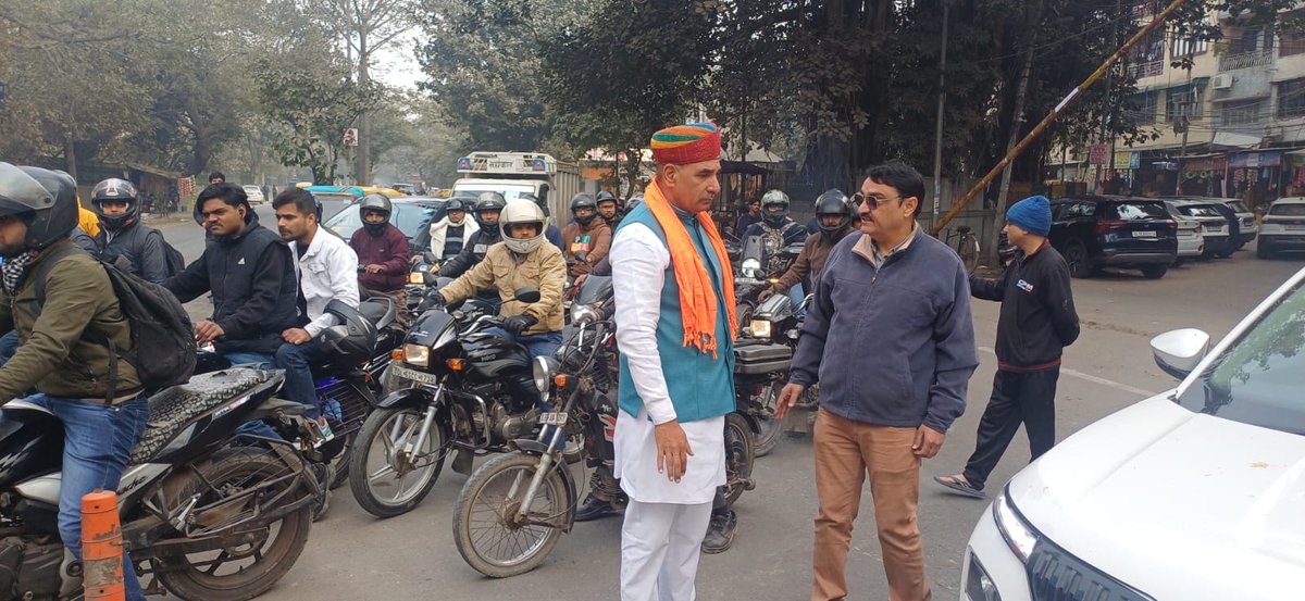 SPrakashBjpDel's tweet photo. तिमारपुर विधानसभा की जनता की सुरक्षा और सुविधा हमारी सर्वोच्च प्राथमिकता है।

कल दिनांक 04 जनवरी 2026 को तिमारपुर वार्ड में पेड़ गिरने की सूचना प्राप्त होते ही मैं तुरंत घटनास्थल पर पहुँचा। संबंधित विभाग द्वारा तत्परता दिखाते हुए पेड़ को तुरंत सड़क से हटवाया गया, जिससे यातायात और आम जनता को किसी प्रकार की असुविधा न हो। साथ ही क्षेत्र में ऐसे सभी टेढ़े, जर्जर एवं सूखे (मृत) पेड़ों को चिन्हित कर उनके विरुद्ध नियमानुसार तत्काल कार्रवाई करने के निर्देश दिए गए, ताकि भविष्य में किसी भी प्रकार की दुर्घटना से बचा जा सके।

इसके उपरांत दिल्ली जल बोर्ड द्वारा सीवर लाइन की हो रही मरम्मत कार्य एवं  अटल कैंटीन का निरीक्षण किया और वहाँ उपस्थित स्थानीय नागरिकों से भेंट कर उनकी समस्याएँ एवं सुझाव सुने। जनता के सहयोग से क्षेत्र को सुरक्षित, स्वच्छ और सुव्यवस्थित बनाना ही हमारा निरंतर प्रयास है।

#Timarpur #जनसेवा #सुरक्षा_प्राथमिकता #तत्काल_कार्रवाई #पेड़_प्रबंधन #AtalCanteen #विकास #जनसंवाद #सूर्यप्रकाशखत्री

@narendramodi @NitinNabin @PavanRanaRSS @gupta_rekha @Virend_Sachdeva @ManojTiwariMP
@drukchaudhry @BJP4Delhi @BJP4India