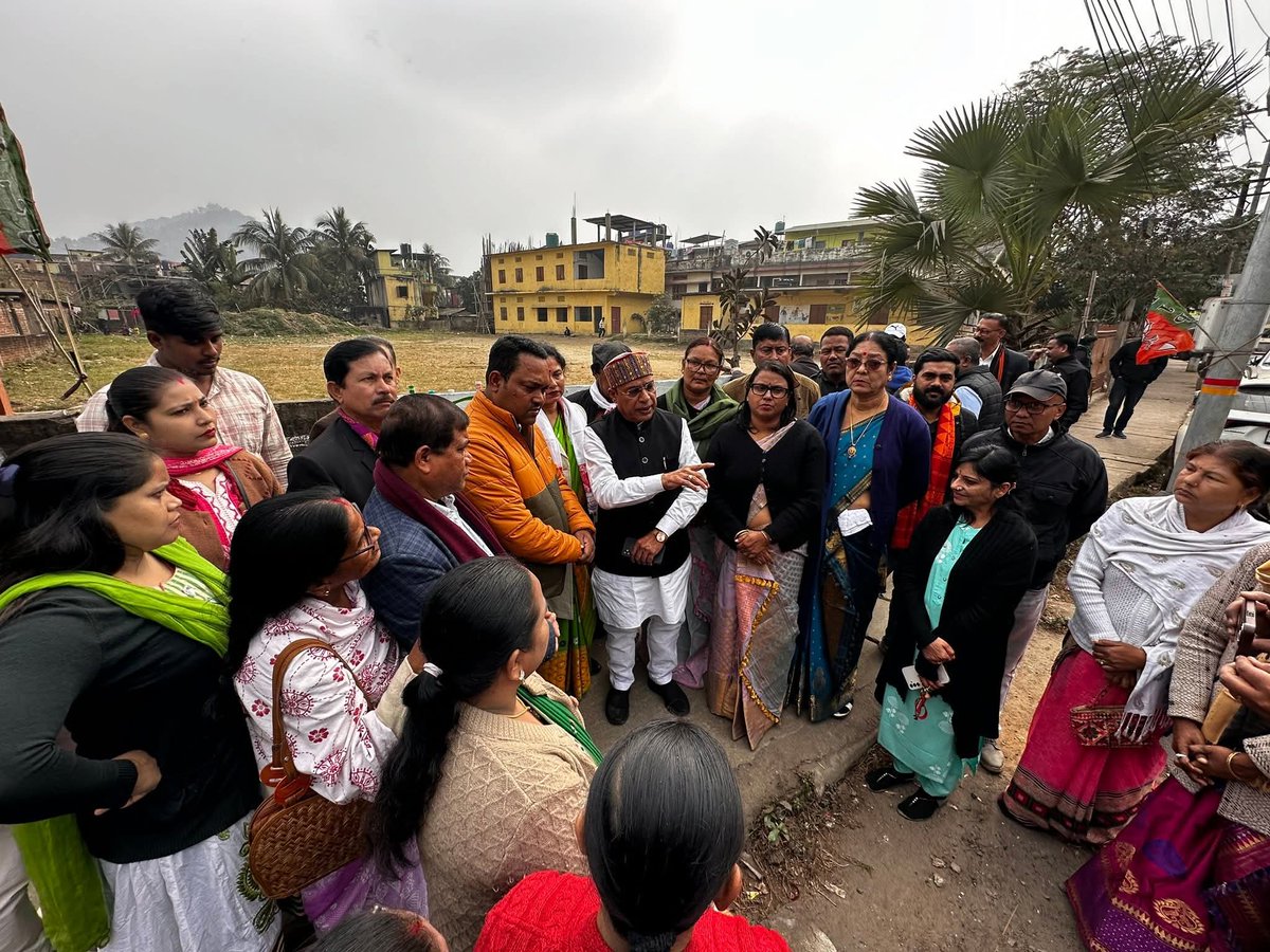 আজি চেণ্ট্ৰেল গুৱাহাটী বিধানসভা সমষ্টিৰ অন্তৰ্গত ভৰলুমুখ মণ্ডলৰ দলীয় কাৰ্যকৰ্তাসকলৰ সৈতে দেৱাল লিখন কাৰ্য্যসূচীত অংশগ্ৰহণ কৰোঁ।
<a href="/BJP4India/">BJP</a> 
<a href="/BJP4Assam/">BJP Assam Pradesh</a> 
<a href="/DilipSaikia4Bjp/">Dilip Saikia 🇮🇳</a> 
<a href="/himantabiswa/">Himanta Biswa Sarma</a> 
<a href="/blsanthosh/">B L Santhosh</a>