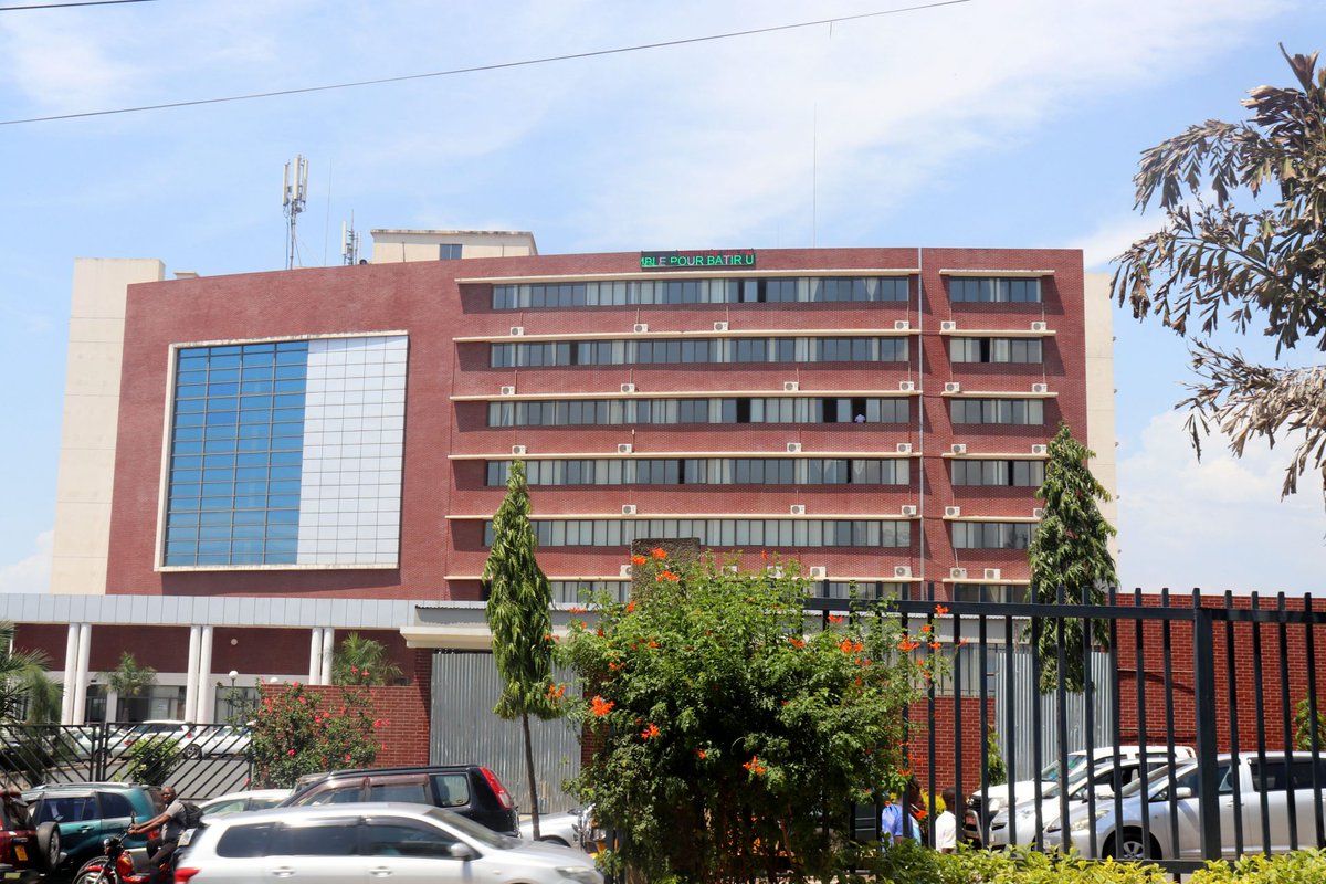 🇧🇮 Visite inopinée du président Évariste Ndayishimiye au ministère des Finances

🕘 Ce matin du 5 janvier 2025, aux environs de 9 heures 30, le président Évariste Ndayishimiye a effectué une visite inopinée au ministère des <a href="/FinancesBdi/">Ministère des Finances Burundi</a> et de l’Économie numérique, selon des