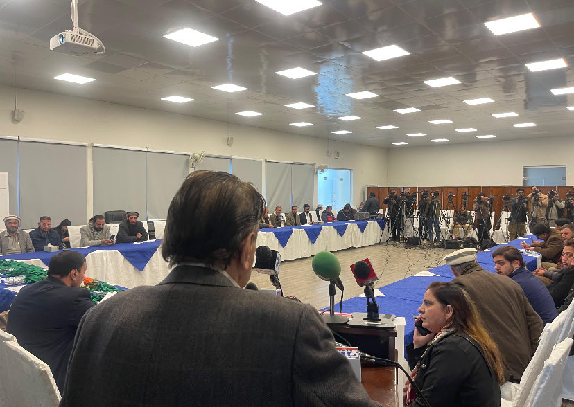 اسلام آباد 
سابق وزیر اعظم آزاد جموں و کشمیر راجہ فاروق حیدر خان 5 جنوری یوم حق خودارادیت کی تقریب سے خطاب کر رہے ہیں ۔
<a href="/farooq_pm/">Raja Muhammad Farooq Haider Khan</a> <a href="/tariqfarooq60/">Tariq Farooq</a>