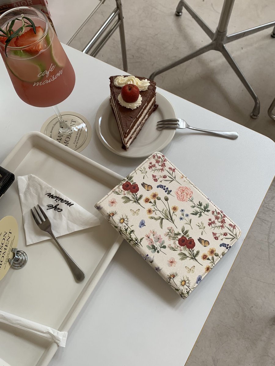 cobakcase's tweet image. Two Kindle girls,
Cake &amp;amp; coffee.☕🍰
An afternoon that feels slow.
If this is your pace,you’re in the right place. 📖
Follow us for more cozy reading moments. 💫

#bookstagram #kindlecase #cobakcase #KindleUnlimited #kindlegirlie