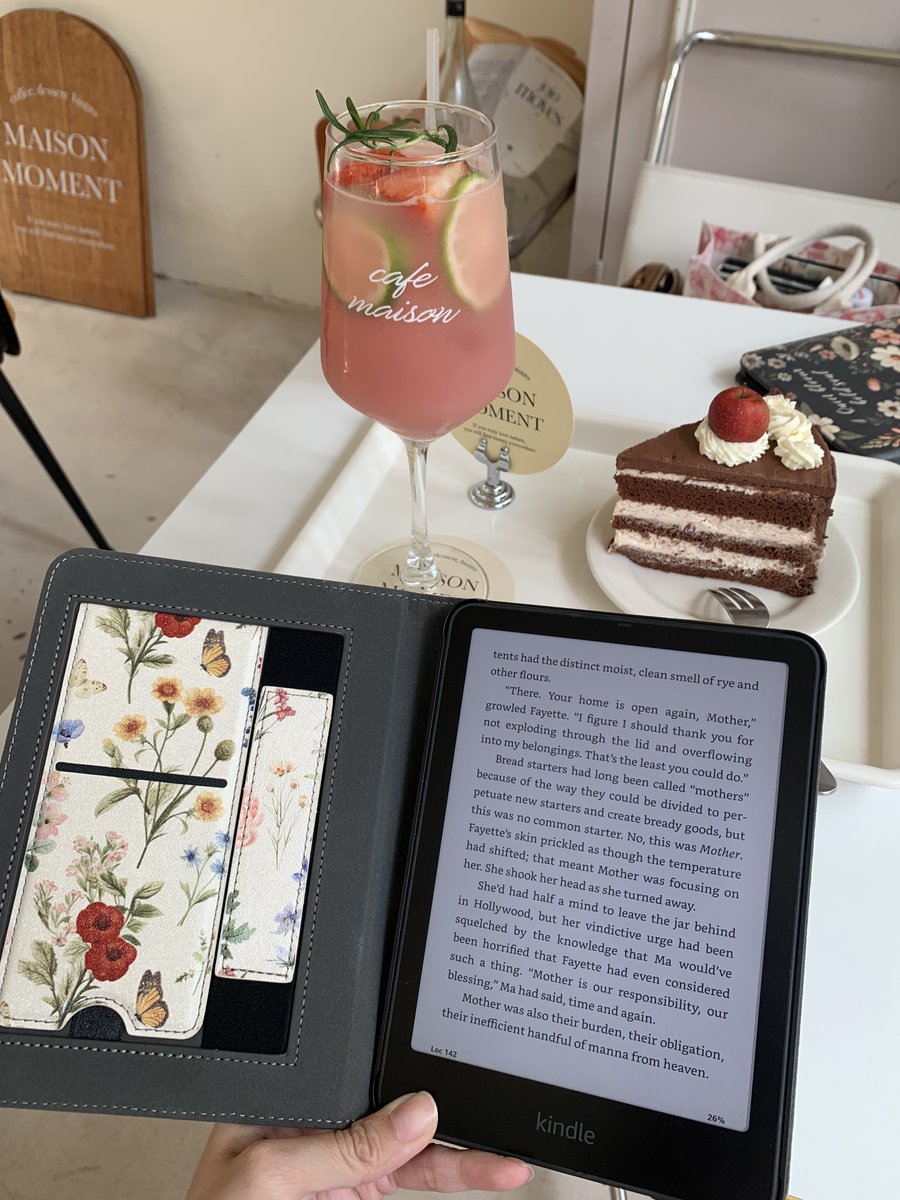 cobakcase's tweet image. Two Kindle girls,
Cake &amp;amp; coffee.☕🍰
An afternoon that feels slow.
If this is your pace,you’re in the right place. 📖
Follow us for more cozy reading moments. 💫

#bookstagram #kindlecase #cobakcase #KindleUnlimited #kindlegirlie