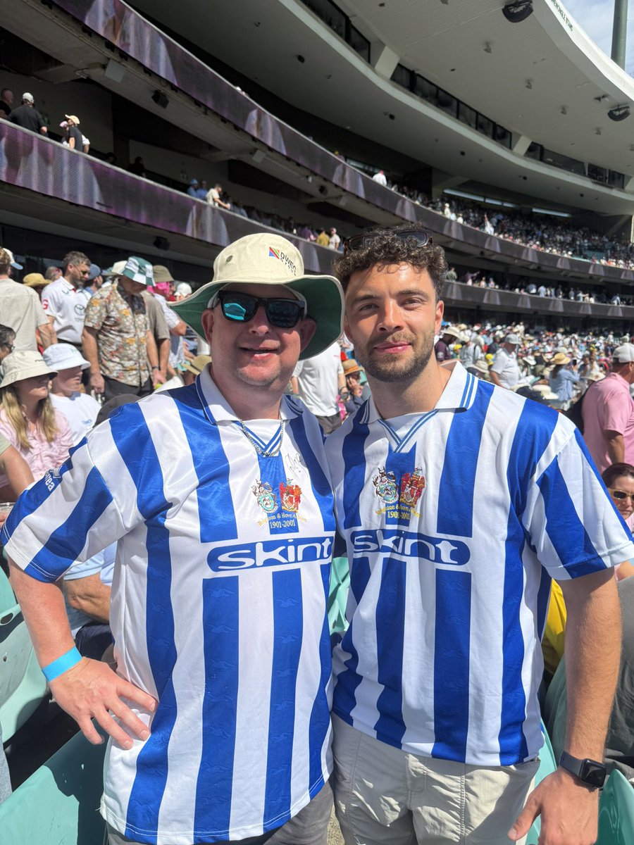 PeterIzard's tweet photo. What are the chances of this happening……….
First day 5th Test Sydney Cricket Ground and my seat is next to this fellow Brighton Fan and we are both wearing the centenary shirt and not only that it also turn out I know his Dad for over 40 years. Nothing pre planned just fate https://t.co/vgTL3FnzqB