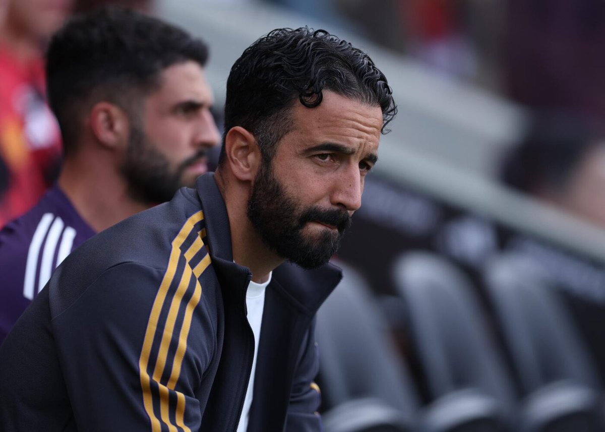 ActuFoot_'s tweet image. 🚨💣  𝗥𝗨𝗕𝗘𝗡 𝗔𝗠𝗢𝗥𝗜𝗠 𝗘𝗦𝗧 𝗩𝗜𝗥𝗘́ 𝗗𝗘 𝗦𝗢𝗡 𝗣𝗢𝗦𝗧𝗘 𝗗’𝗘𝗡𝗧𝗥𝗔𝗜̂𝗡𝗘𝗨𝗥 𝗗𝗘 𝗠𝗔𝗡𝗖𝗛𝗘𝗦𝗧𝗘𝗥 𝗨𝗡𝗜𝗧𝗘𝗗 ! 👋

🗞️ @David_Ornstein