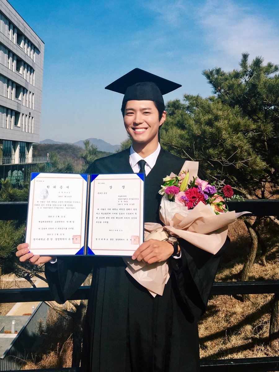 박보검 과사 유명한거 넘치는데 이게 첫사랑 짝남 그자체같음 .. 2011년 9월 9일 신목고 복도에서 > 몇년후 그의 대학 졸업식에서 >ㅈㅉ 데뷔 안햇으면 평생 짝사랑하다 죽음