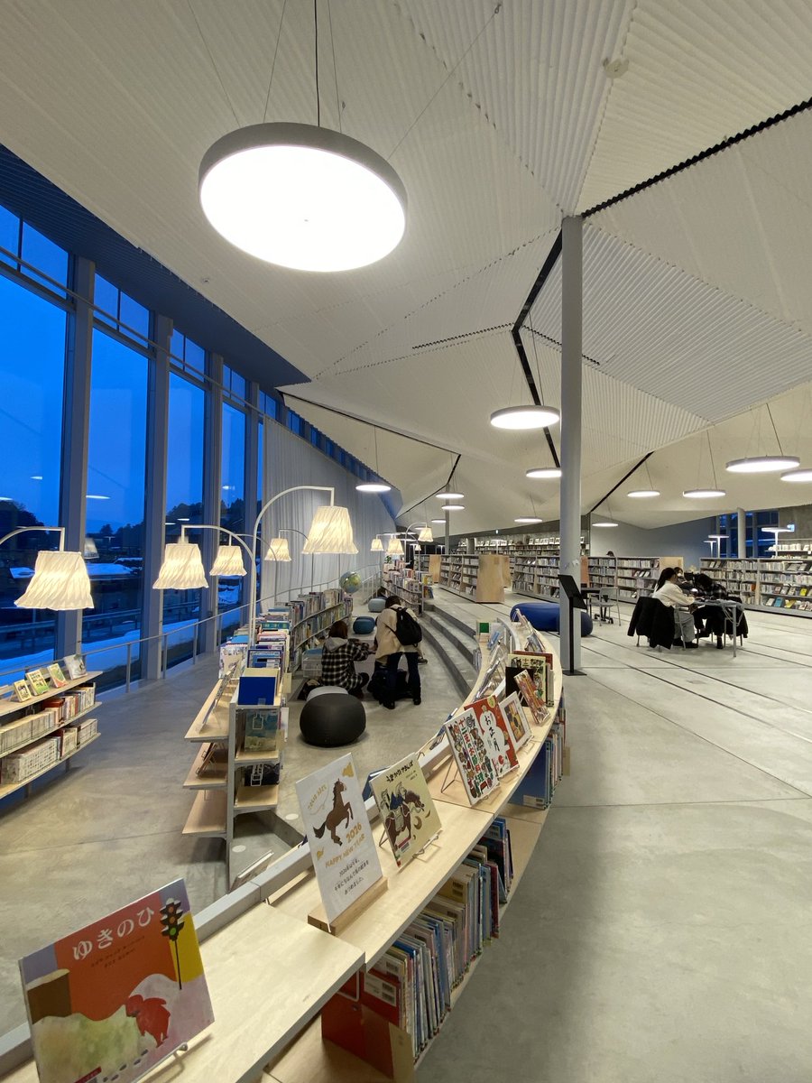 kenjirohosaka's tweet image. 新潟は小千谷にできた新しい図書館を中心とした文化共創拠点の「ホントカ。」。本棚が動くことが話題のフロートエリアは大らかさに貢献。子供の本のエリアがシームレスに（けれど暖かな照明でそれとなくゾーンとして）設けられている。あえての階段もよい。設計は平田晃久さん。練馬区美もできてほしい