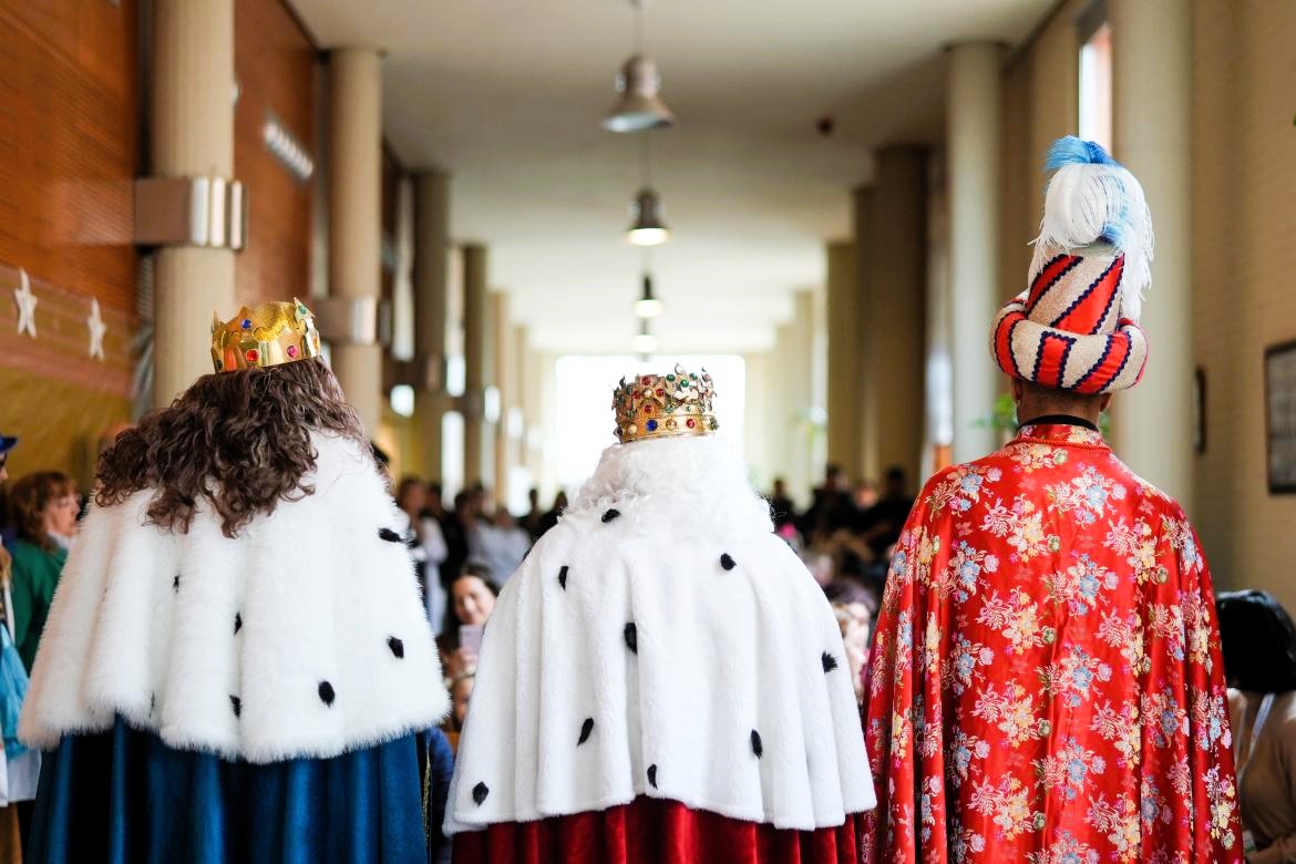 😀Esta noche hacen check-in Sus Majestades Melchor, Gaspar y Baltasar. 👑👑👑 Y nosotros les hemos reservado la mejor habitación.😉  ¡Feliz Noche de Reyes!✨  hotelpuertadetoledo.com #NocheDeReyes #ReyesMagos2025 #HotelMadrid