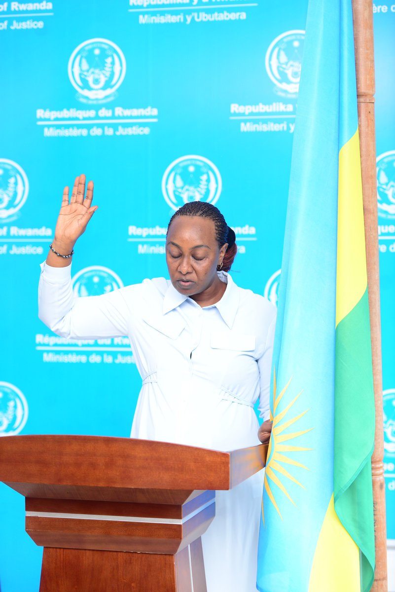 BailiffsRwanda's tweet photo. Abahesha b'Inkiko b'Umwuga 9 nabatari ab'Umwuga 3 basoje 2025 bagejeje indahiro kuri Minisiteri y'Ubutabera yari ihagarariwe na Mme Gahongayire Myriam n'Urugaga rw'Abahesha b'Inkiko b'Umwuga rwahagarariwe n'Umunyamabanga nnshingwabikorwa warwo. Hari kuwa 30 Ukuboza 25. https://t.co/9kSK84IFS5