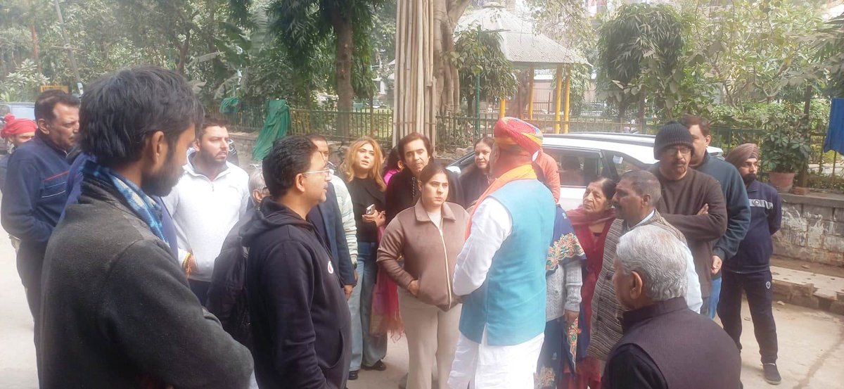 SPrakashBjpDel's tweet photo. कल दिनांक 04 जनवरी को अपनी विधानसभा के मुखर्जी नगर वार्ड में आयोजित आरडब्ल्यूए बैठक में सहभागिता की। बैठक के दौरान क्षेत्र के सम्मानित निवासियों के साथ स्थानीय समस्याओं, सुविधाओं एवं विकास से जुड़े विभिन्न मुद्दों पर विस्तार से चर्चा हुई।

स्थानीय जनता के सुझाव और अपेक्षाएँ हमारे लिए मार्गदर्शक हैं। जनभागीदारी के माध्यम से क्षेत्र के सर्वांगीण विकास हेतु निरंतर प्रयास जारी रहेंगे।

#MukherjeeNagar #RWA_Meeting #जनसंवाद #जनभागीदारी #तिमारपुर #विकास #स्थानीय_समस्याएं #सार्वजनिक_हित

@narendramodi @NitinNabin @PavanRanaRSS @gupta_rekha @Virend_Sachdeva @ManojTiwariMP
@drukchaudhry @BJP4Delhi @BJP4India