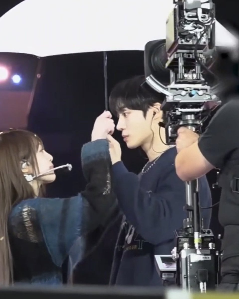 controlthisf's tweet image. 추영우 이거 사복에 줄이어폰 이거 느낌 개좋은데