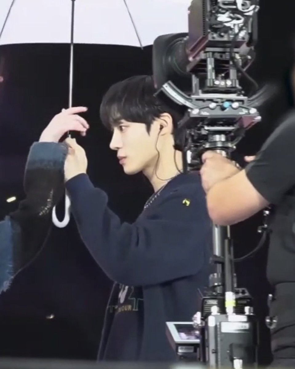 controlthisf's tweet image. 추영우 이거 사복에 줄이어폰 이거 느낌 개좋은데