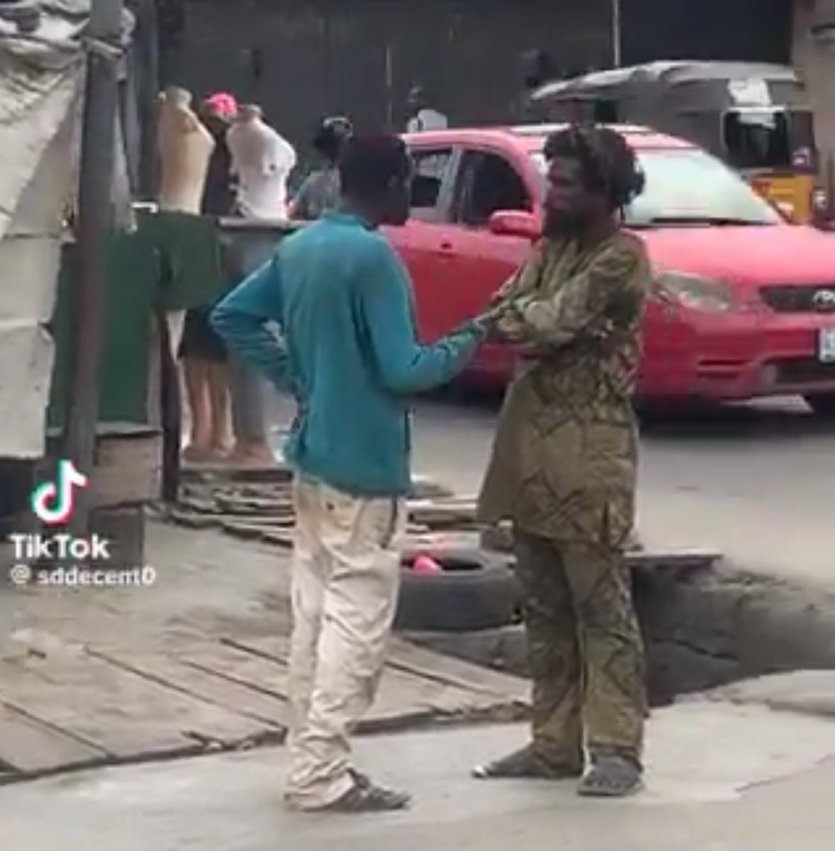 CFC_OBED's tweet image. Chelsea 5th - 31 points 

Manchester United 6th - 31 points 

Chelsea 1 - Mancity-1 

 United - 1 - Leeds 1 

Chelsea sacks Maresca 

United sacks Amorim 

Two confused clubs