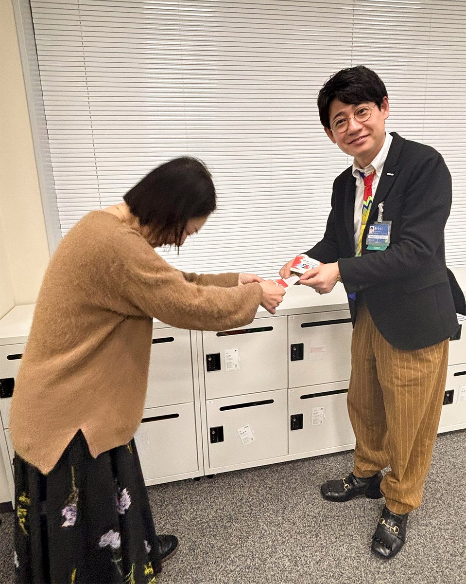 pepabo's tweet photo. GMOペパボの2026年が、いよいよ始動いたしました。

本日はGMOインターネットグループの新年会が開催され、毎年恒例のお年玉宝くじがパートナー一人ひとりに手渡されております。

今年はニューイヤー駅伝の初優勝を受けて例年以上に豪華な内容になっているとのことで、受け取る側も思わず笑顔がこぼれる門出でございます✨
