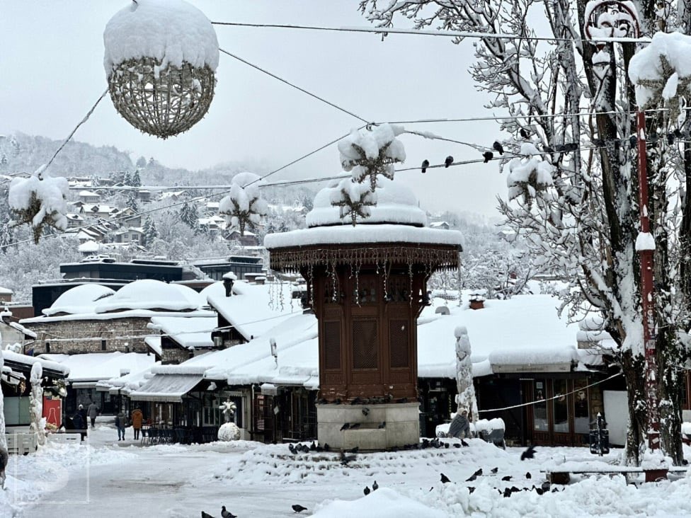 bosnia_online1's tweet photo. هكذا تبدو سراييفو اليوم  ثلج ❄️ ⛄️ https://t.co/6l0gkhXWyt
