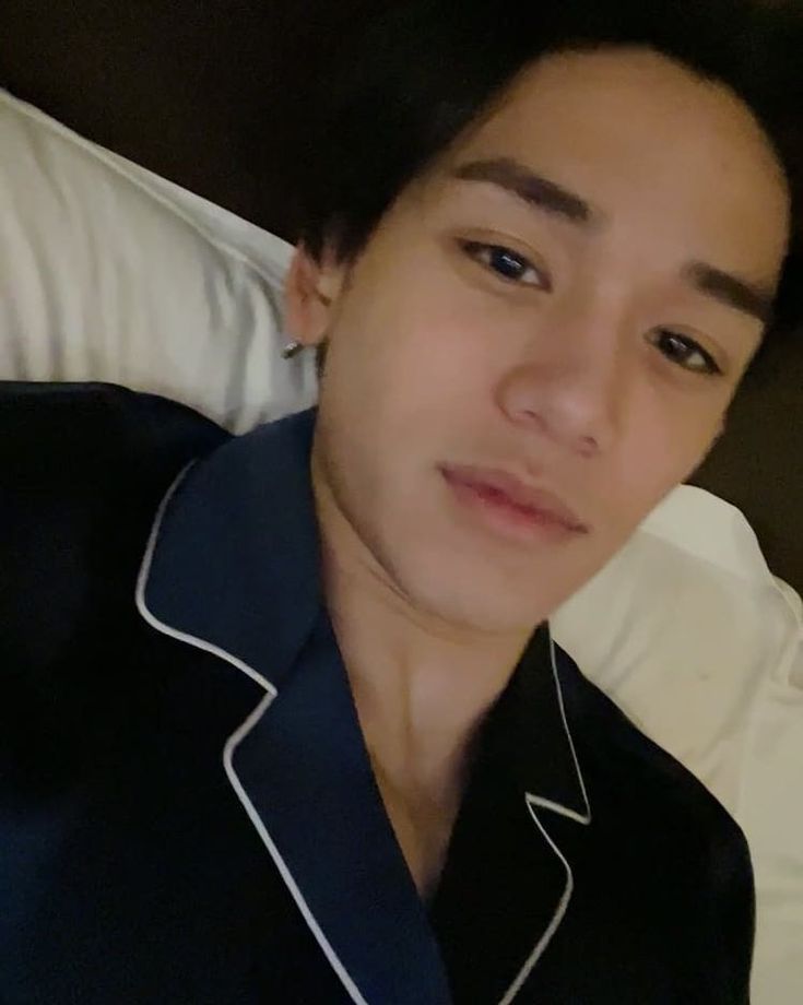 dearxuxii's tweet image. barefaced lucas save me please