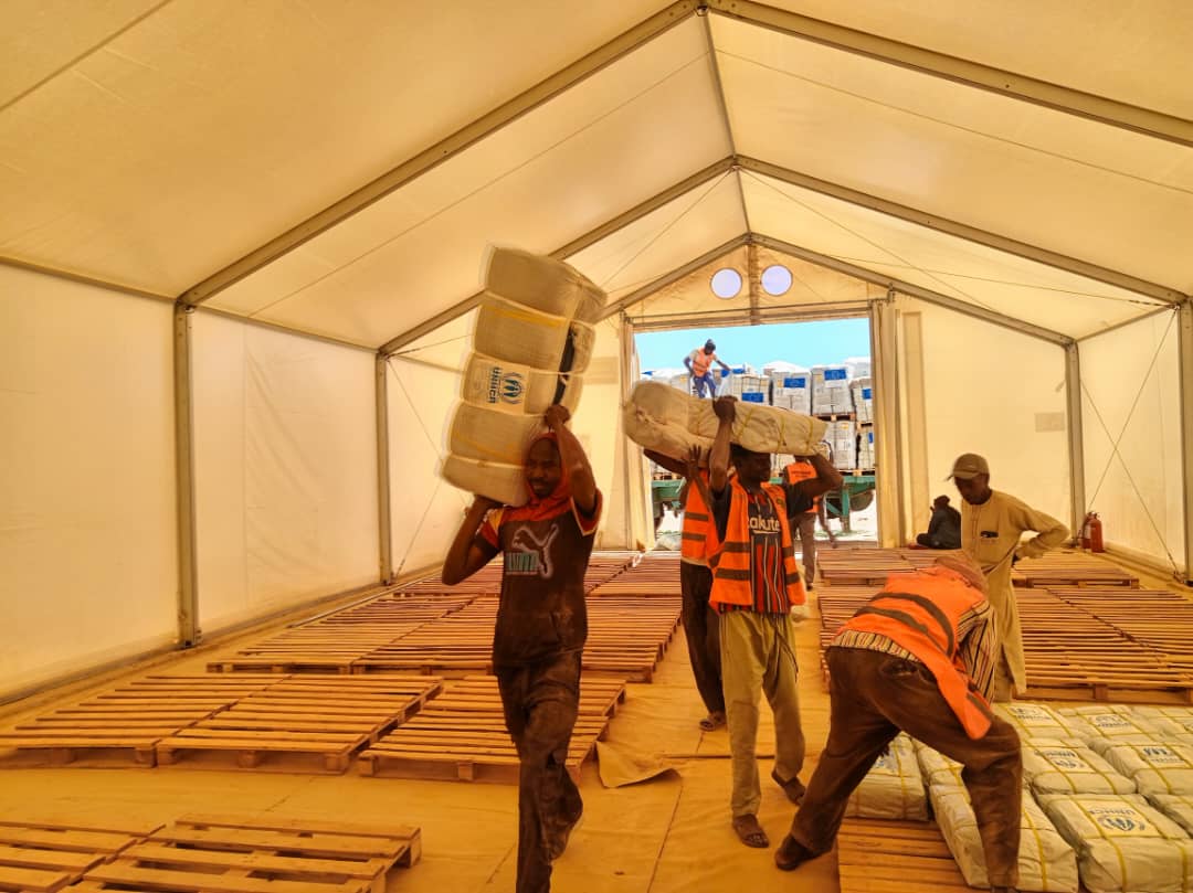 Thanks to the 🇪🇺EU Humanitarian Air Bridge, #UNHCR successfully transported 4,000 non-food item kits to Chad for onward delivery to #Darfur🇸🇩. 
These supplies will provide immediate relief and protection to 20,000 vulnerable families affected by the recent escalation of violence.