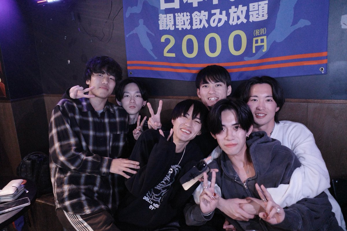 mhr0405's tweet photo. 今年は同期で箱根駅伝を観戦🏃🏻‍♂️
選手が通る一瞬のために沿道で応援してくださる方々のありがたさを改めて実感しました…

昨年から主務の仕事を安達が引き継いでくれて、最後まで最高のサポートありがとう！
あと、運営管理者で監督のサポート(お世話係)もお疲れさま😁

#箱根駅伝
#創価大学駅伝部 https://t.co/nnGN1ZIa0l