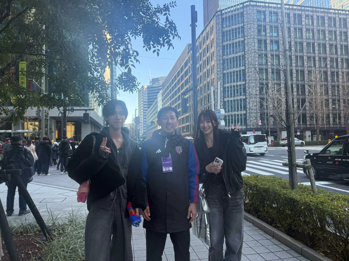 mhr0405's tweet photo. 今年は同期で箱根駅伝を観戦🏃🏻‍♂️
選手が通る一瞬のために沿道で応援してくださる方々のありがたさを改めて実感しました…

昨年から主務の仕事を安達が引き継いでくれて、最後まで最高のサポートありがとう！
あと、運営管理者で監督のサポート(お世話係)もお疲れさま😁

#箱根駅伝
#創価大学駅伝部 https://t.co/nnGN1ZIa0l