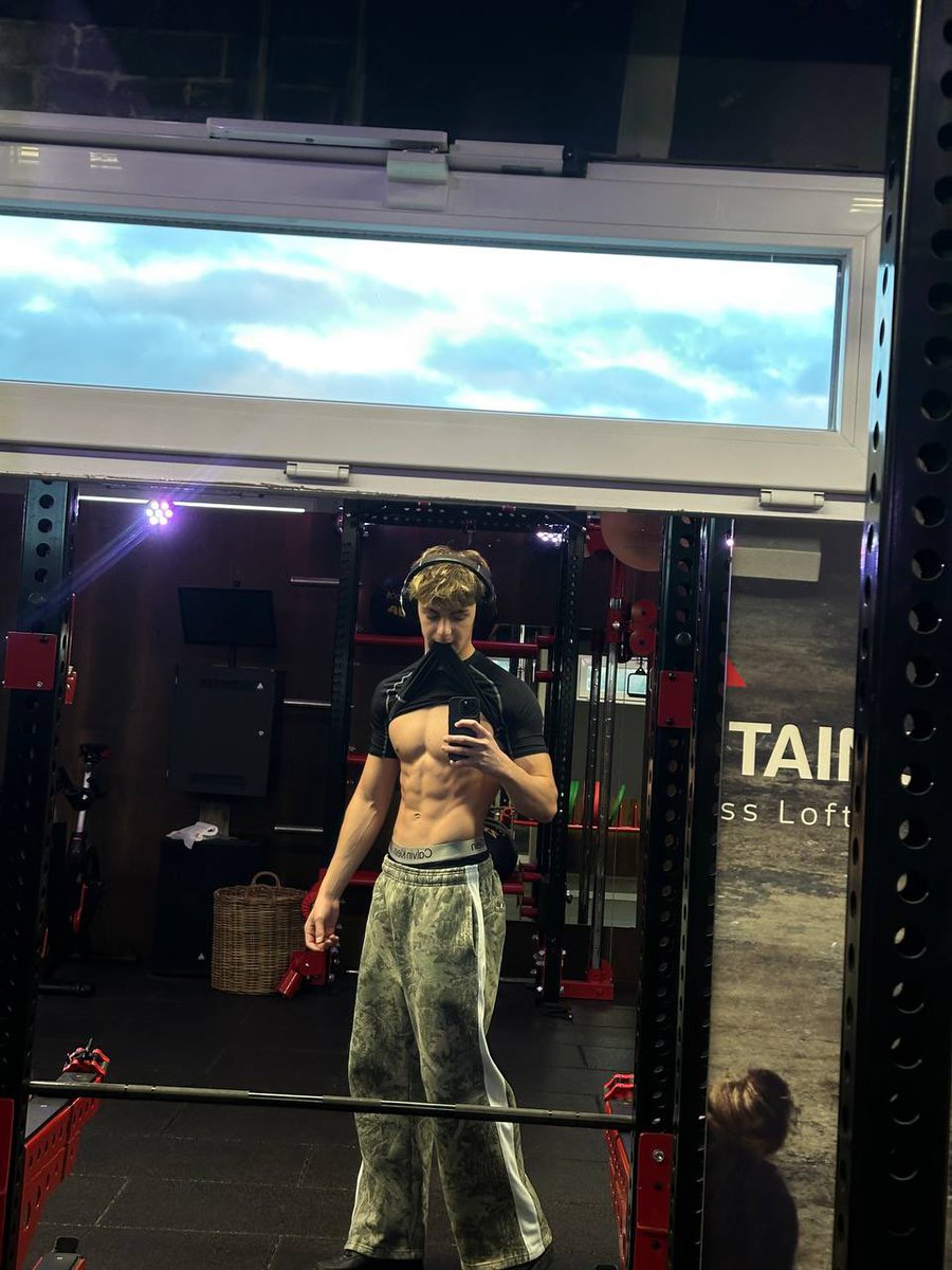 AlphaGodKen's tweet photo. Morning betas! Who’s going to serve today? https://t.co/zeqjO2sOlc