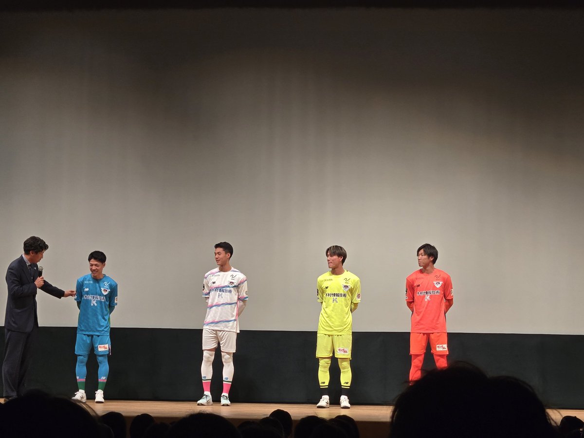 toriyamaak's tweet photo. 【速報】

ユニ披露も鈴木大馳君、パンツを裏表逆という🤣 https://t.co/DVfEBC0jpf