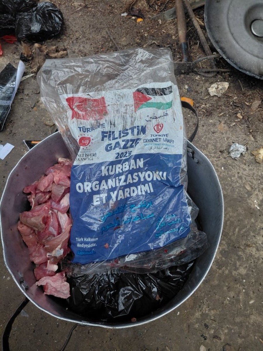 Filistinli bir kadının paylaşımı:

“Beş ay sonra et yiyoruz. Teşekkürler Türkiye.”