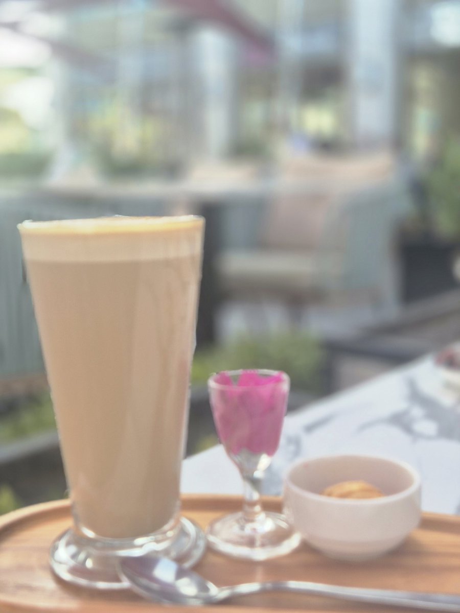 -

الحمدلله ماِ بين ضِحكه وأماْن وأهّل وأصحَاب وحيّاه جَميلة الحمدلله كثيراً .      🍁