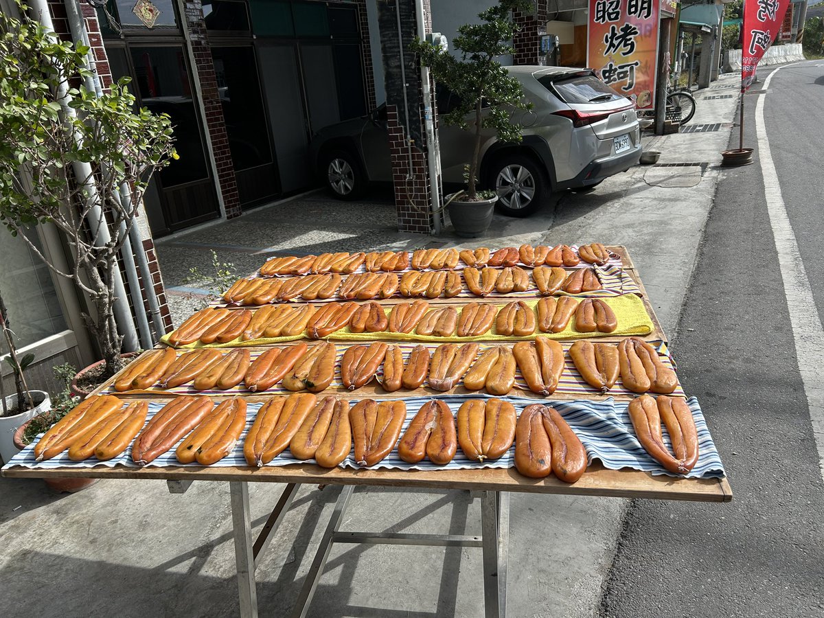LumiLemon00's tweet photo. 海老も食べたかったけどお腹いっぱいになったのでまた次回

昭明烤蚵の近くには海鮮料理店がいくつかあって、店先で大量の牡蠣を剥いてる女性を見かけたり、立派なカラスミが干してあったりして、静かでゆったりした素敵な街でした https://t.co/BL3EiH6E9s
