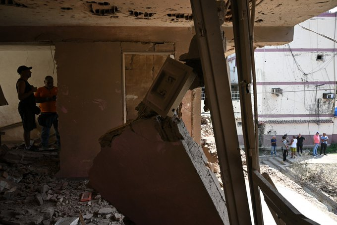 Uno de los apartamentos dañados en Catia La Mar por el ataque de Estados Unidos es el de jesus angel linares martinez, de 48 años.
Es CHAVISTA y MILITANTE DEL PSUV.
En nómina de los Bomberos del Distrito Capital.
¿Aquí si podemos llamarlo daños colaterales?
Que le llore a delcy