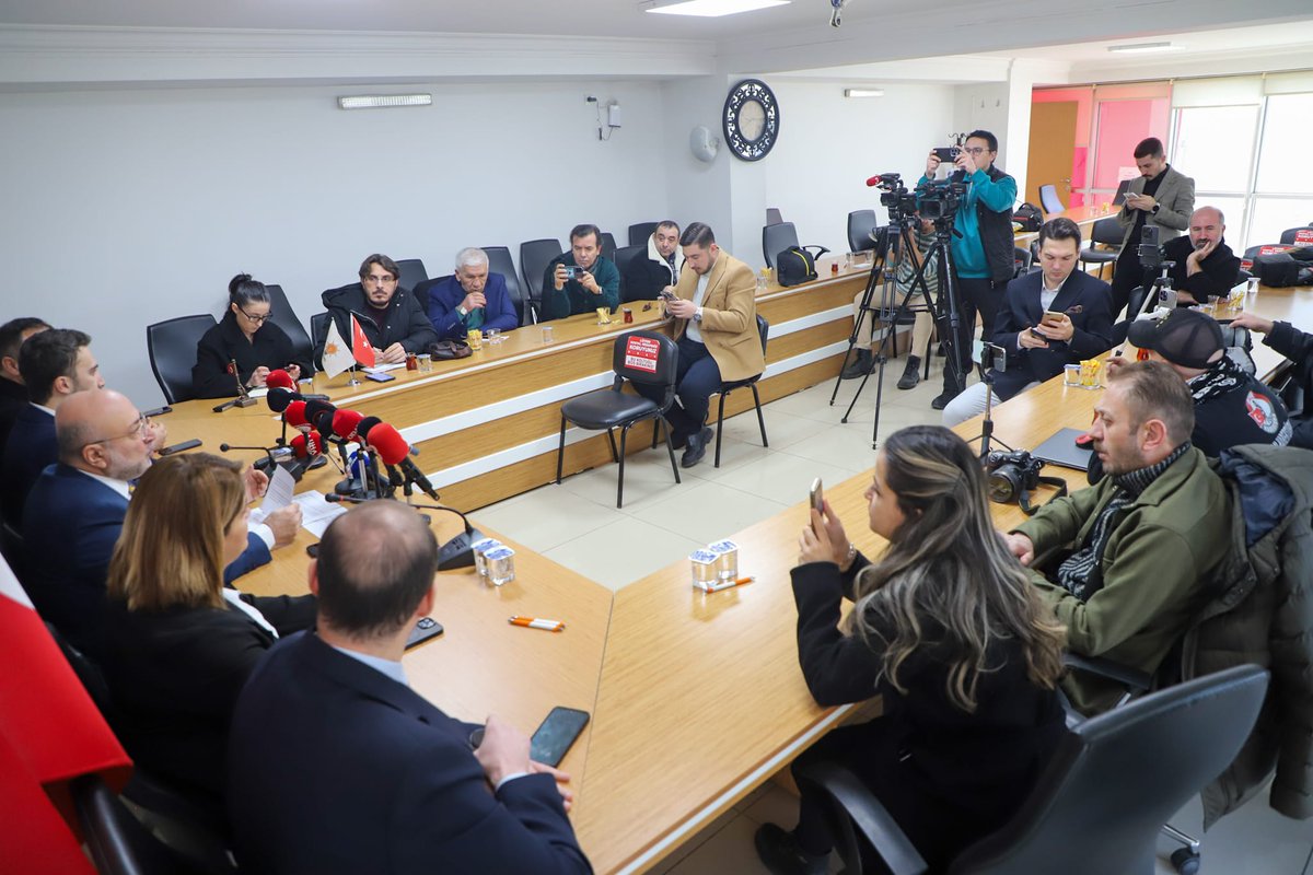 İl Başkanımız Av. Turgay Şahin, İl Başkanlığımızda basın mensuplarıyla bir araya gelerek gündeme dair açıklamalarda bulundu.

Gerçekleştirilen basın açıklamasında;
Teşkilat Başkanımız Av. Murat Bozok,
Tanıtım ve Medya Başkanımız Halil İbrahim Sevim,
İl Kadın Kolları Başkanımız
