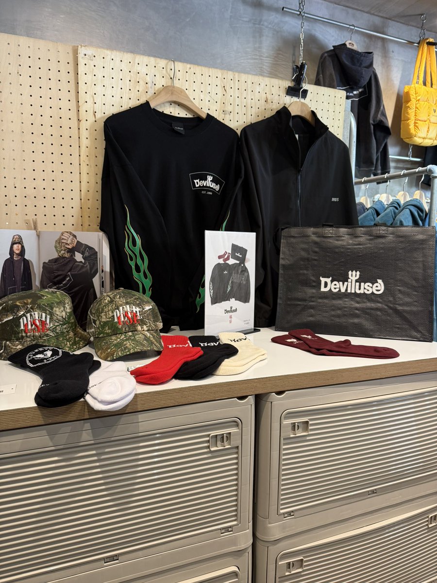 flagstore_staff's tweet photo. 年またぎで開催した1ヶ月間のFLAGSTORE!
今年の冬もたくさんの方とお会いできました😈
Holidayから年始の初売りとイベントが多く待ちも賑わっていて、皆さんと楽しい1ヶ月を過ごすことができました🐴
これからもよろしくお願いします🙏☺️❣️
#Deviluse
#FLAGSTORE
#原宿 https://t.co/ePKFAurwCb