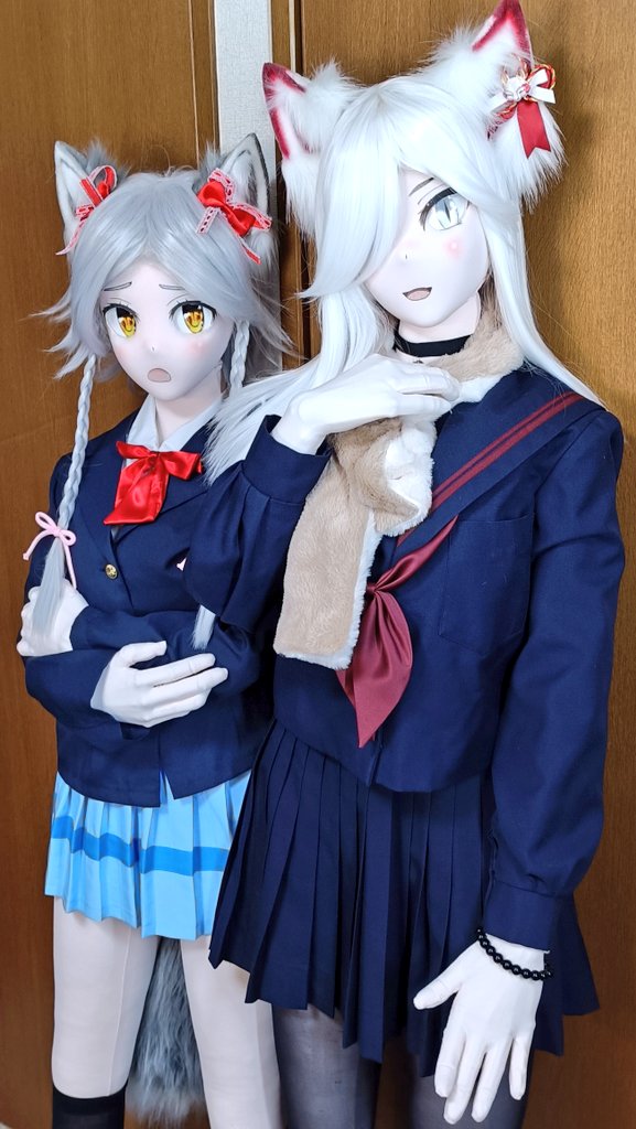 そろそろ学校も始まるので藍狐さんにJSコスから普段の学生服に戻ってもらいました。
涼狐「つまんない〜、あのままでいいじゃない」
藍狐「ウフフ、私にはヤッパリ、セーラー服が似合うわよね」