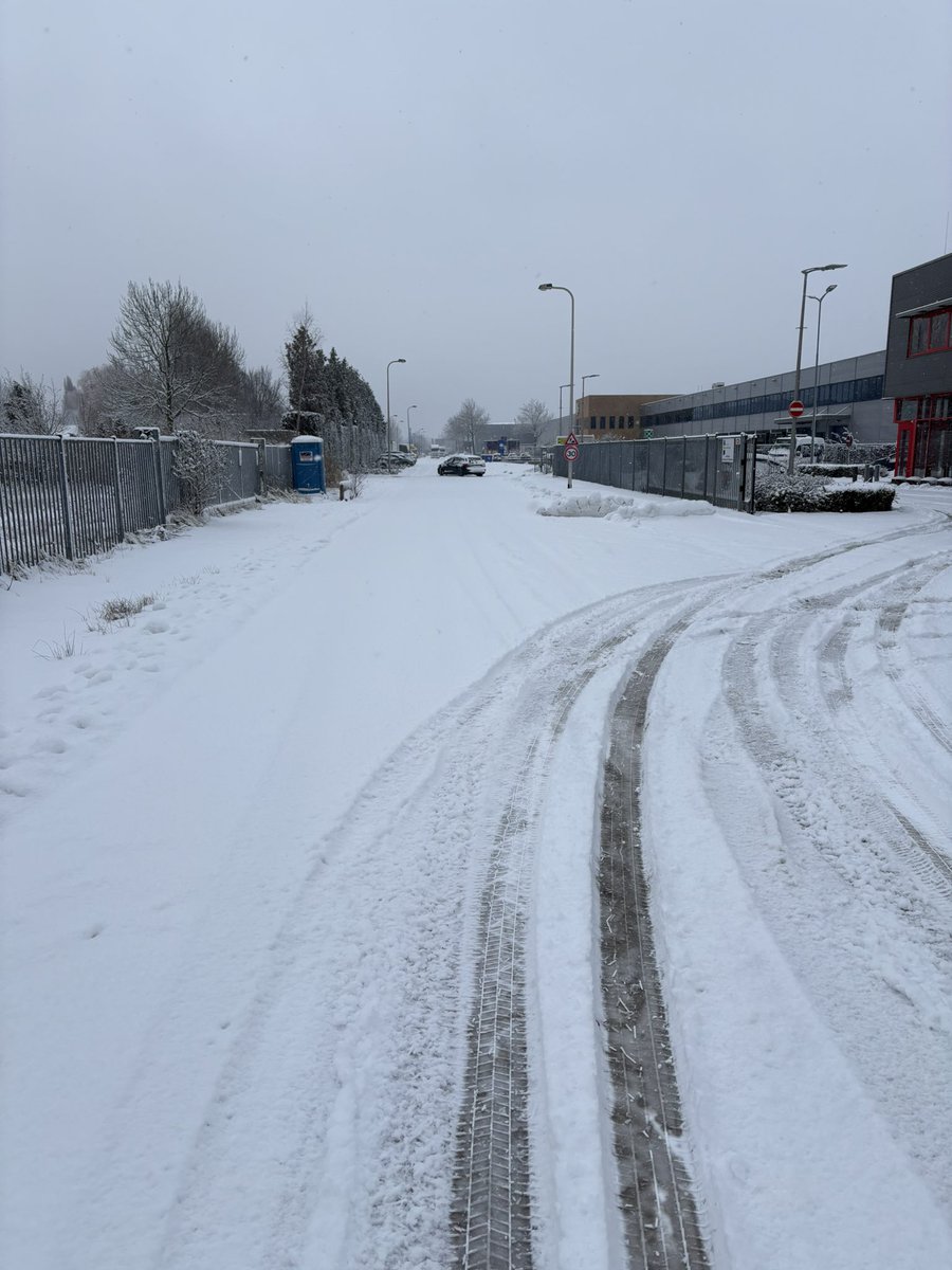 Ook fijn om te zien dat de <a href="/gem_Ridderkerk/">Gemeente Ridderkerk</a> de #handelsweg probeert om begaanbaar te houden voor alle verkeer 🫣