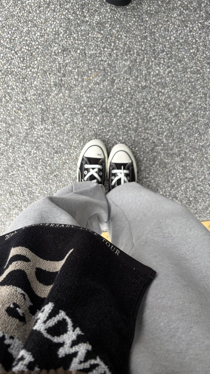 sara____0618's tweet photo. RADWIMPS 20thLIVE ファイナル最高だった！！

念願のCONVERSEも履けた✨

歌ったり笑ったり大号泣したり、、

最後のサプライズゲストはずるいよ😢 https://t.co/ea8Wawa3re