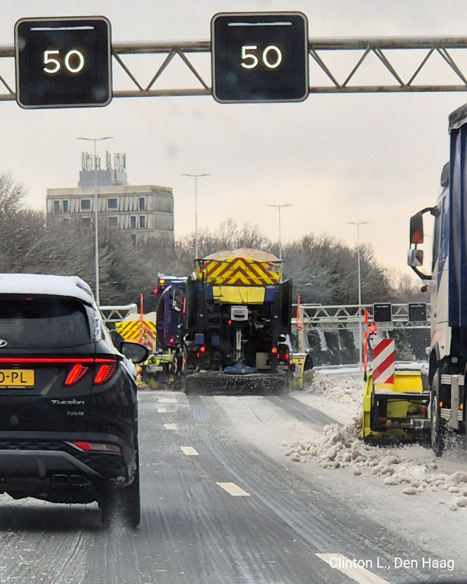WetterOnline's tweet image. ❄️ Winter in den Niederlanden: Schnee und Eis sorgen für glatte Straßen und Einschränkungen im Verkehr. Am Flughafen Schiphol wurden 450 Flüge gestrichen, weitere Ausfälle möglich. ✈️❄️

#Niederlande #Schnee #Schiphol #Amsterdam