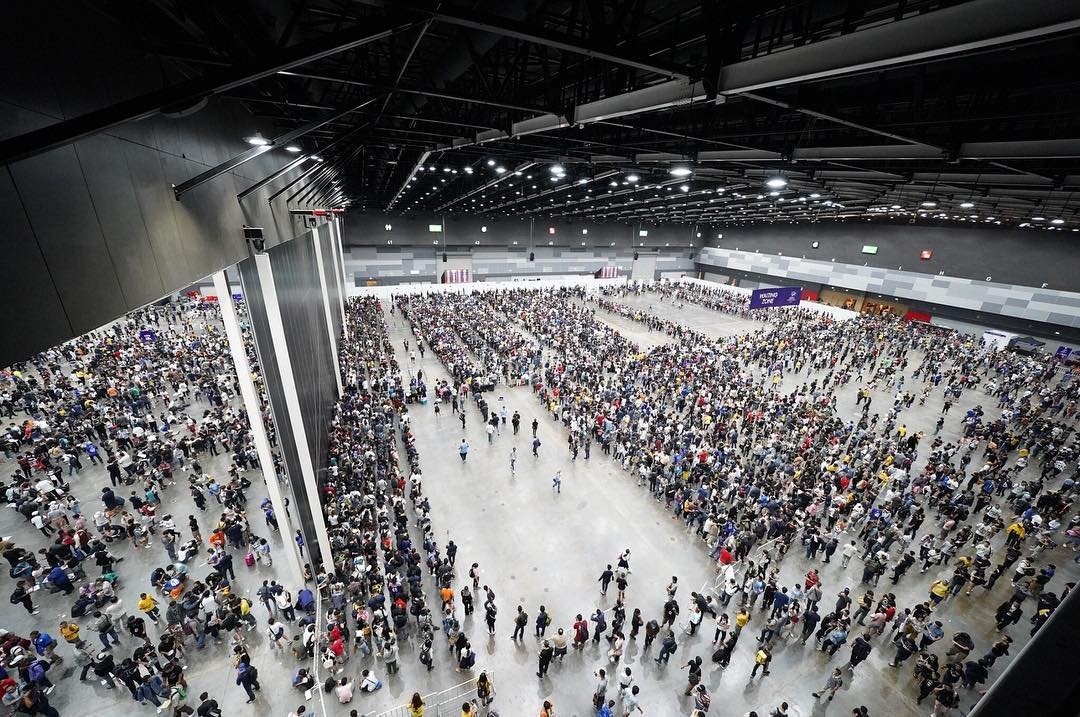 สำหรับคนที่นึกภาพไม่ออกว่าแถวยาวมากสมัย BNK48 รุ่น 1 หมายถึงยาวแค่ไหน...