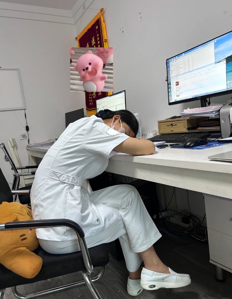 JLT2903's tweet photo. 県立病院で働く看護師です。

職場で悪口言われまくって泣きそうです😭

頑張れの「♡」くれませんか…😢 https://t.co/5A6sXrApJF