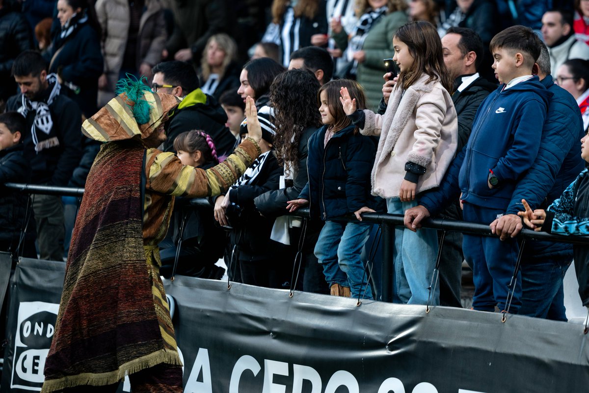 CDCastellon's tweet image. 👑 Gràcies a la Junta de Festes de Castelló, el dissabte vam tindre la visita del pages reials a l'#SkyFiCastalia🏟️ 

Qué vos han portat els Reis Magcs d'Orient?

#PPO👂