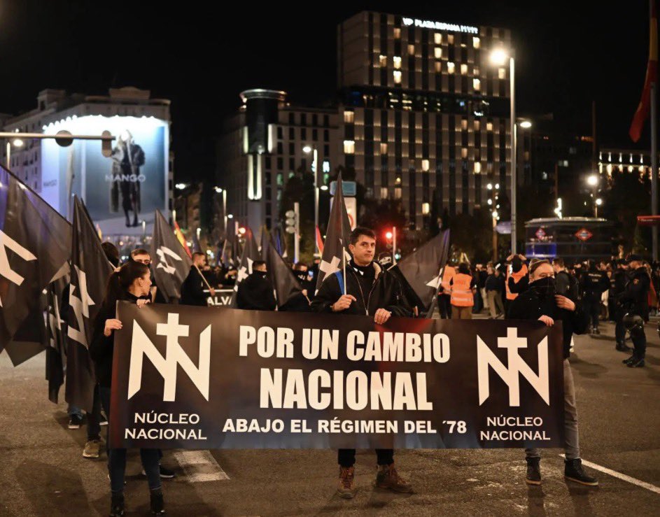 Entre dous grupos de “ ideoloxías diferentes”, oíches?. Esquécense de dicir que un grupo eran os fascistas de Núcleo Nacional repartindo propaganda de odio, xenofobia e racismo… pero nada, a <a href="/crtvg/">CRTVG</a> blanqueando á ultradereita para “ informar” ós galegos…
