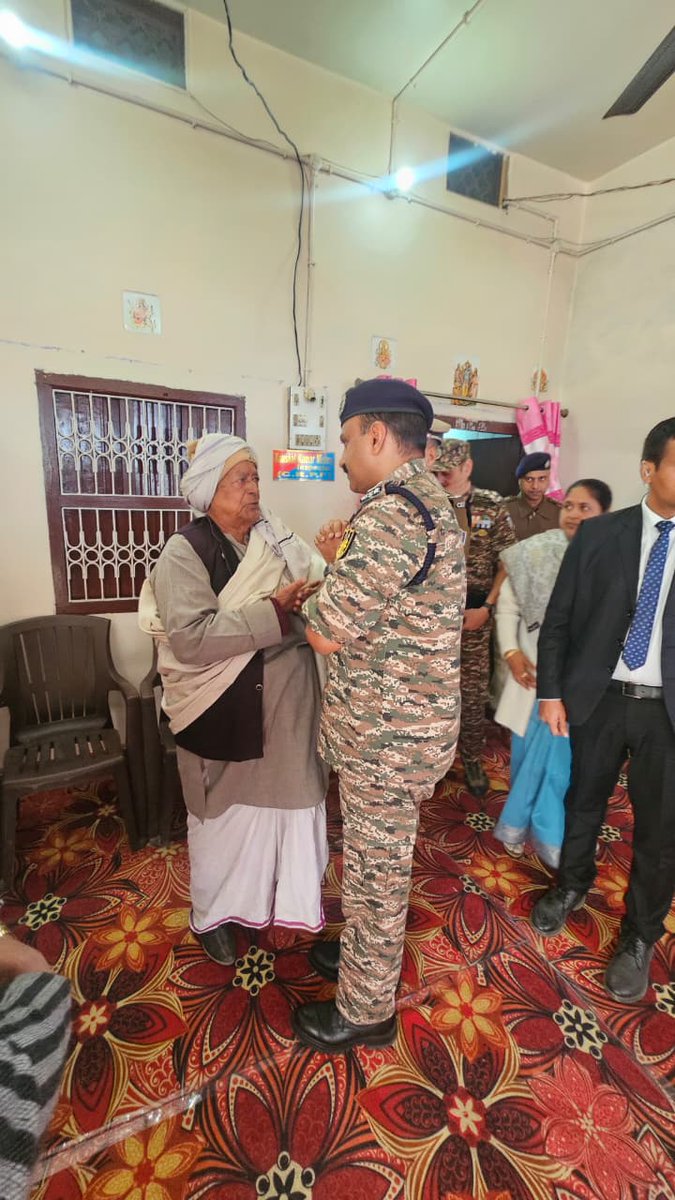 Tribute, Respect and Care!

DG, #CRPF, Shri <a href="/gpsinghips/">GP Singh</a> along with senior officers of the Force reached Rahimpur, village of Veer Balidani Inspector Kousal Kumar Mishra in Samastipur District to pay him, solemn tributes, who sustained severe leg injuries in an IED blast in